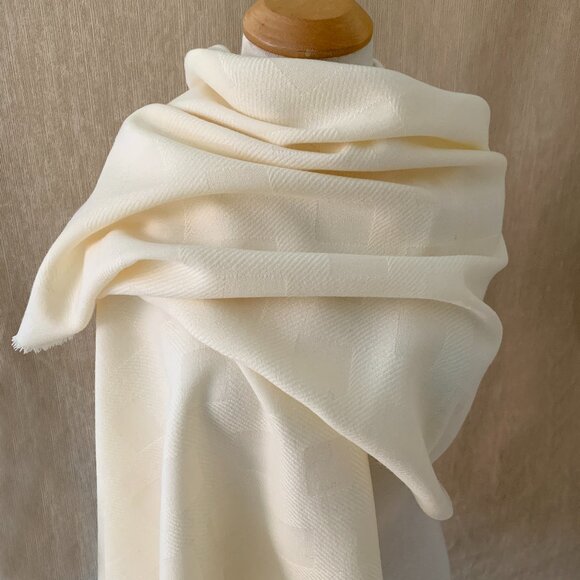 Handmade Cream Italian Wool Fringed Shawl/Wrap - Artisan Piece - Picture 1 of 5